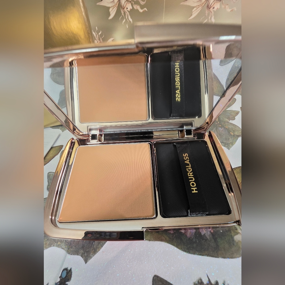 Translucent Tan - Hourglass Vanish Airbrush pressed Powder - Tan - Picture 3 of 9